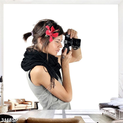 Tranh spa cô gái trẻ chụp ảnh