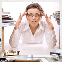 Tranh spa cô gái đau đầu bên chồng giấy tờ