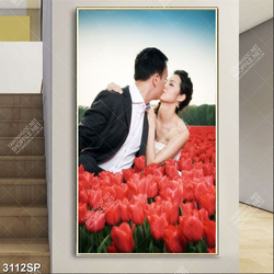 Tranh spa cặp đôi hôn nhau giữa cánh đồng hoa Tulíp lãng mạn