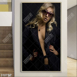 Tranh người mẫu tóc vàng gợi cảm treo spa