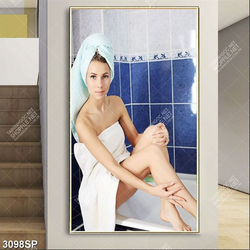 Tranh spa cô gái quấn khăn ngồi trên bồn tắm