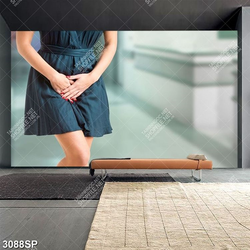 Tranh người đẹp có bàn tay sơn móng đỏ