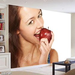 Tranh spa cô nàng cắn trái táo đỏ