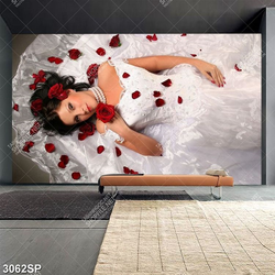 Tranh cô dâu nằm bên những cánh hoa hồng