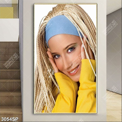 Tranh treo spa cô gái xinh đẹp với mái tóc vàng