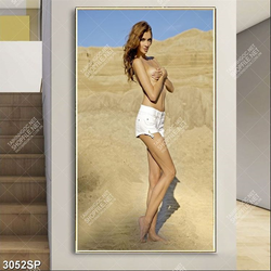 Tranh spa người mẫu bán khỏa thân đứng trên sa mạc cát