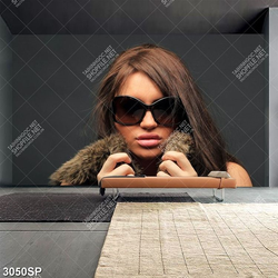 Tranh spa người đẹp đeo kính mắt đen