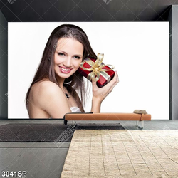 Tranh cô gái xinh đẹp bên hộp quà nhỏ xinh treo spa