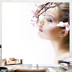 Tranh spa người đẹp bên cành hoa trắng