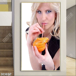 Tranh spa cô gái hút nước cam