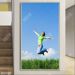 Tranh spa cô gái nhảy tung trên thảm cỏ xanh