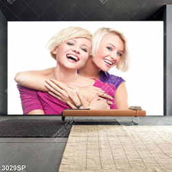 Tranh hai cô gái xinh đẹp cười rạng rỡ treo spa