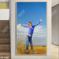 Tranh cô gái dang tay đứng giữa bẫu trời treo spa