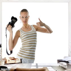 Tranh cô gái trẻ cầm máy ảnh treo spa