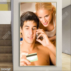 Tranh spa cặp đôi chăm chú nghe điện thoại