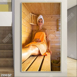 Tranh spa cô gái quấn khăn ngồi trong phòng xông hơi