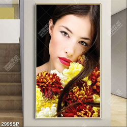 Tranh spa người đẹp bên bó hoa cúc