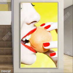 Tranh spa cô gái đôi môi đỏ cắn trái cây