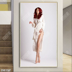 Tranh spa cô gái mặc váy khoe đôi chân thon dài