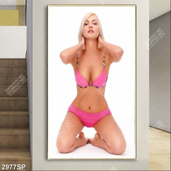 Tranh spa cô gái mặc bikini hồng gợi cảm