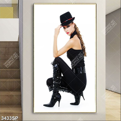 Tranh cô gái mặc trang phục đen