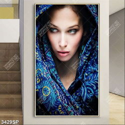 Tranh cô gái choàng khăn họa tiết