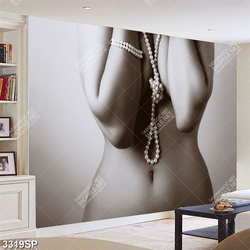 Tranh nghệ thuật thân hình gợi cảm đeo chuỗi ngọc