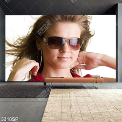 Tranh cô gái trẻ đeo mắt kính