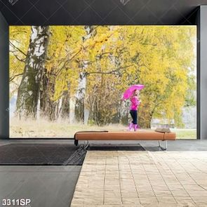 Tranh cô gái bên hàng cây lá vàng