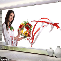 Tranh cô gái cầm vòng hoa