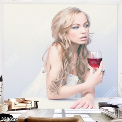 Tranh cô gái cầm ly rượu vang đỏ