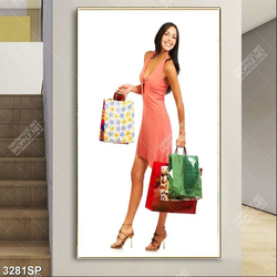 Tranh cô gái trẻ cầm túi hàng