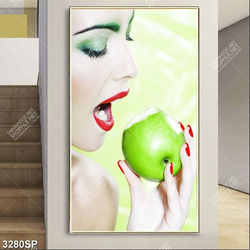 Tranh người đẹp ăn táo xanh in canvas