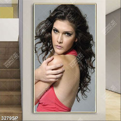 Tranh cô gái xinh đẹp khoe vai trần