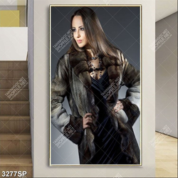 Tranh cô gái xinh đẹp mặc áo choàng lông