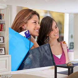 Tranh hai cô gái vui vẻ xách túi đồ