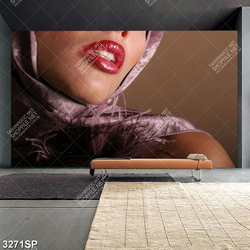 Tranh cô gái với đôi môi đỏ gợi cảm