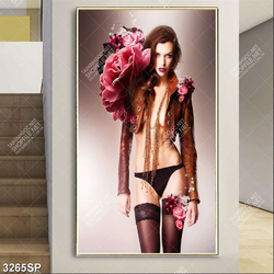 Tranh người đẹp mặc áo cài hoa