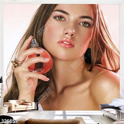 Tranh người đẹp cầm bình xịt nước hoa