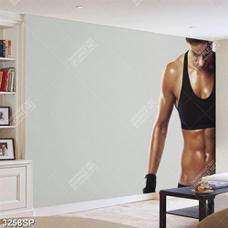 Tranh cô gái với thân hình săn chắc