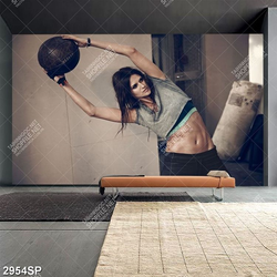 Tranh cô gái với thân hình săn chắc