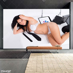 Tranh cô nàng mặc bikini trắng gợi cảm nằm trên bàn làm việc treo spa