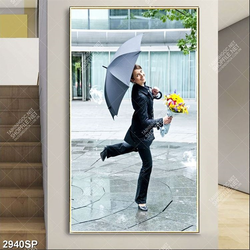 Tranh spa cô gái cầm bó hoa che dù đứng dưới mưa