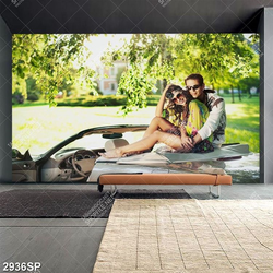 Tranh cặp đôi ôm nhau ngồi trên xe ô tô