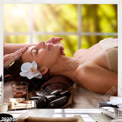Tranh người đẹp nằm massage trong spa