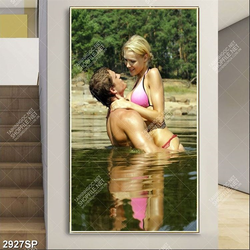 Tranh spa chàng trai và cô gái ôm nhau dưới nước