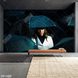 Tranh spa cô gái mặc áo khoát trắng đứng che dù dưới mưa