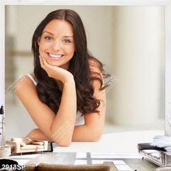 Tranh spa cô gái với gương mặt cười rạng rỡ