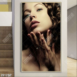 Tranh cô gái với gương mặt xinh đẹp cuốn hút