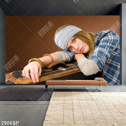 Tranh spa cô gái dựa đầu trên valy đừng đồ